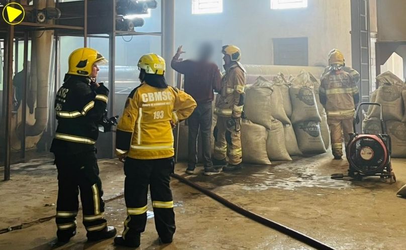 Princípio de incêndio atinge silo de secagem em empresa