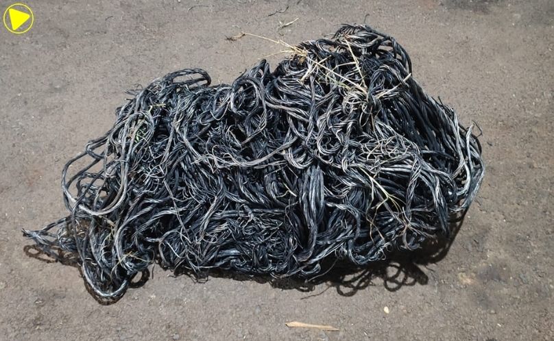 PM prende dois homens com 15 kg de fios de cobre