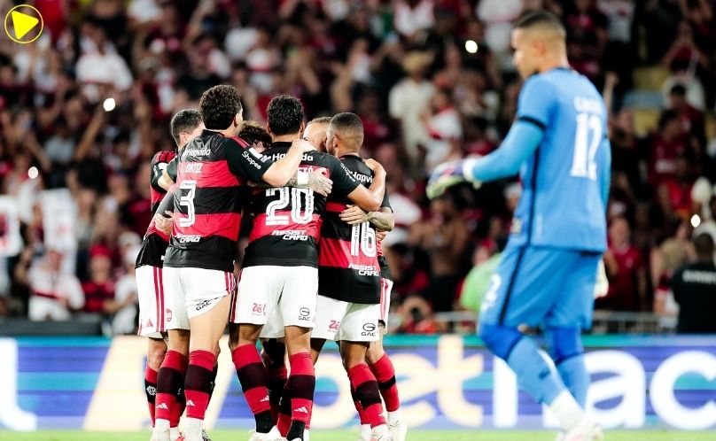 Flamengo vence Botafogo por 3 a 0 e segue na caça ao líder