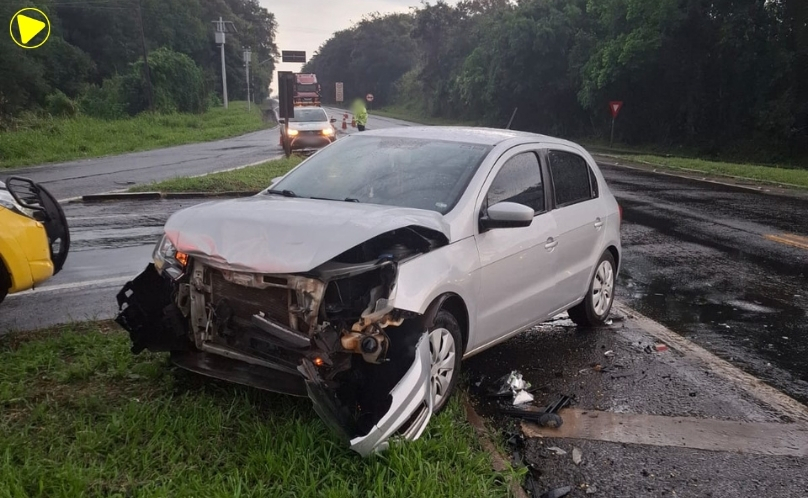 Colisão entre dois veículos deixa uma pessoa ferida em Ampére