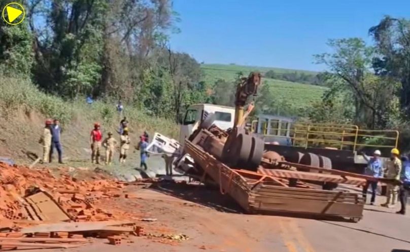 Duas pessoas morrem após caminhão tombar na PR-082