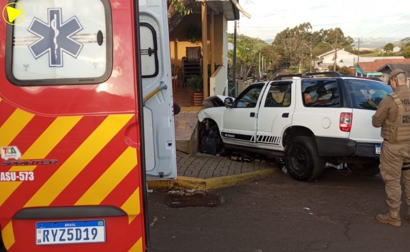 Acidente entre carros termina contra muro no Centro de Serra Alta