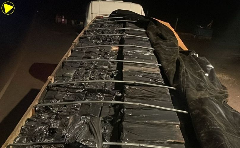 PRF apreende 450 mil maços de cigarros na BR-277 em Céu Azul