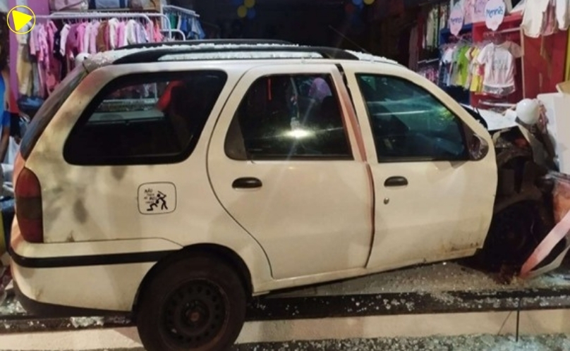 Motorista bate em comércio e é preso após tentar fugir