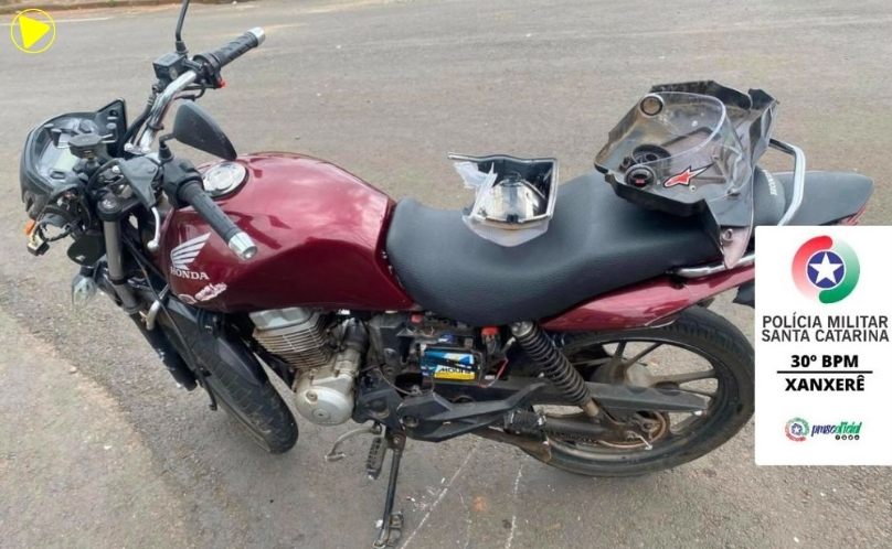 Motociclista de 19 anos fica ferido após colisão com Fiat Strada