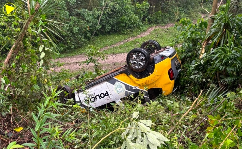 Policial fica ferido após viatura capotar na PR-239 em Reserva