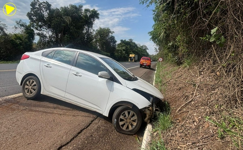 Colisão deixa homem ferido e causa princípio de incêndio em veículo