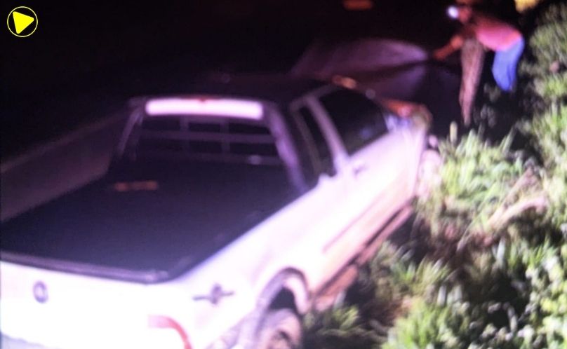 Motorista fica ferido após Fiat Strada bater contra barranco