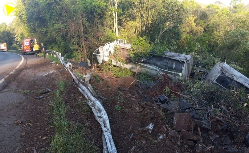 Caminhão carregado com derivados de leite capota na BR-282
