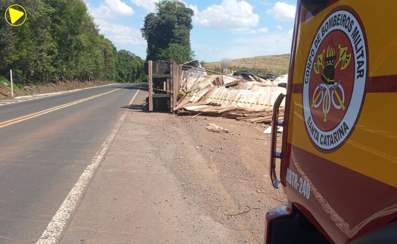 Caminhão carregado com laminado de madeira tomba na BR-282 em Saudades