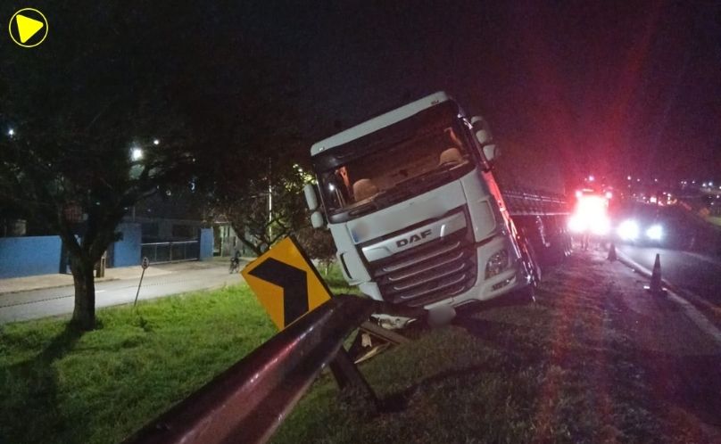 Caminhão sai da pista e deixa motorista ferido na PR-092