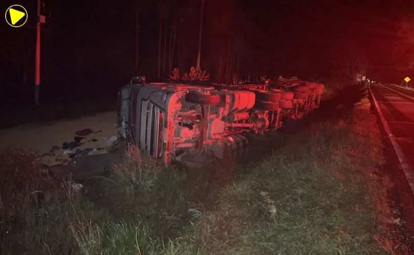 Motorista fica ferido após tombamento de caminhão na PRC-487