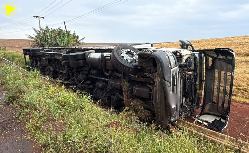 Caminhão tomba às margens da BR-163 entre Pranchita e Pérola d’Oeste