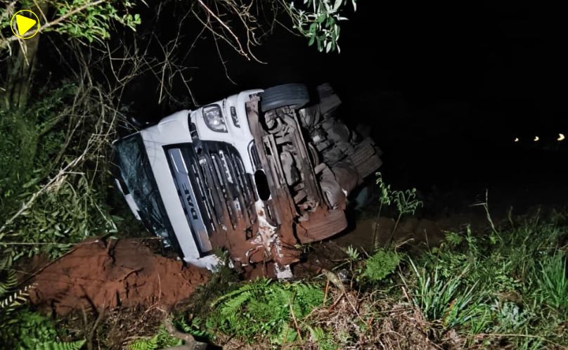 Caminhão sai da pista e tomba na BR-282