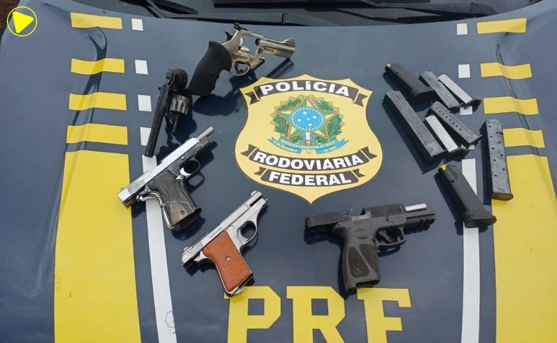 PRF apreende mais de 20 kg de drogas, cinco armas e bloqueador de sinal