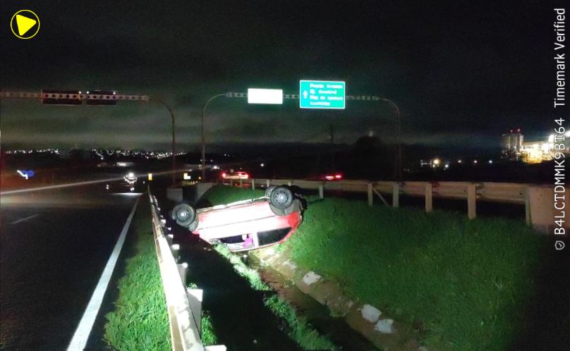 Motorista fica ferido após carro capotar na PR-151