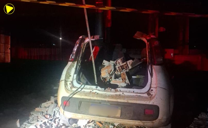 Motorista morre após carro atingir cavalo e bater contra mureta