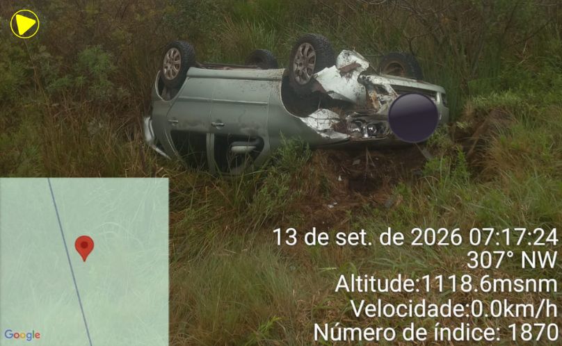 Passageira fica ferida após carro capotar