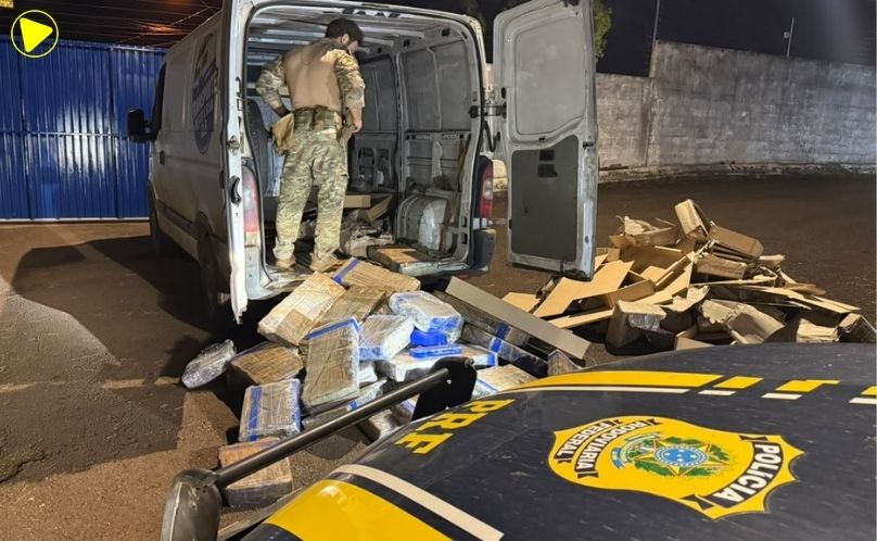 PRF apreende 350 kg de maconha escondidos em carga de móveis