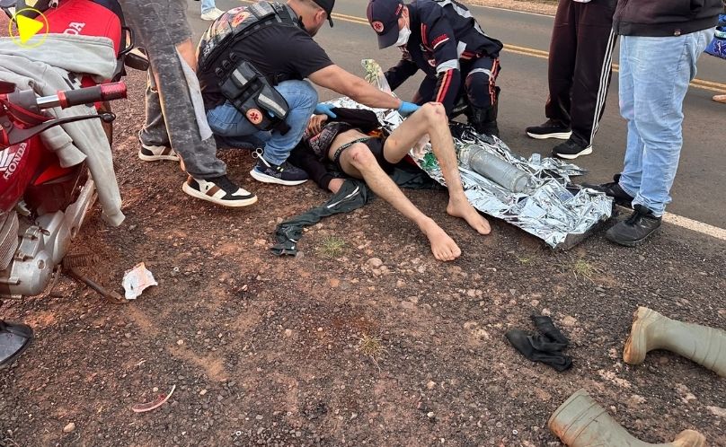 Motociclista fica ferido após acidente envolvendo trator e moto