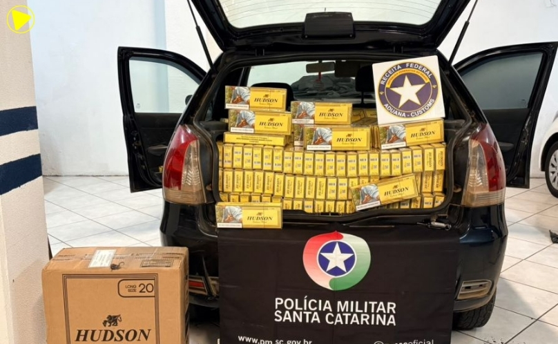 Carro com 8 mil maços de cigarros bate em árvore e termina em lavoura