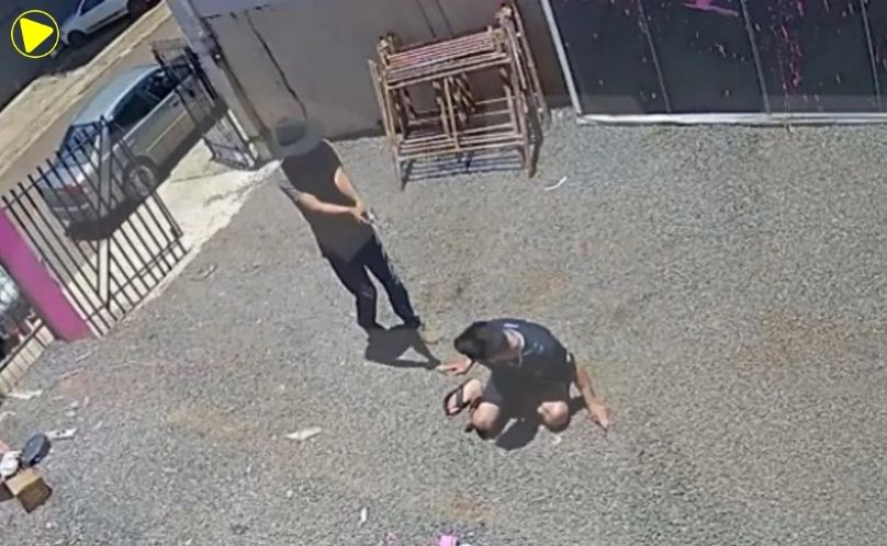 Homem suspeito de homicídio se apresenta à polícia