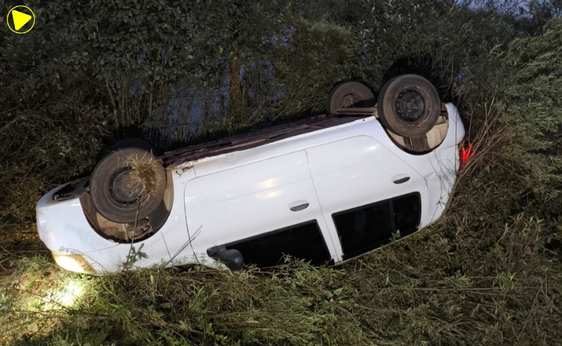 Carro sai da pista e capota na SC-154 em Passos Maia