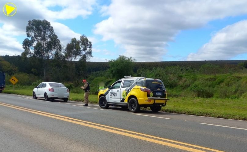 Acidente entre carro e moto deixa jovem ferida na PR-151