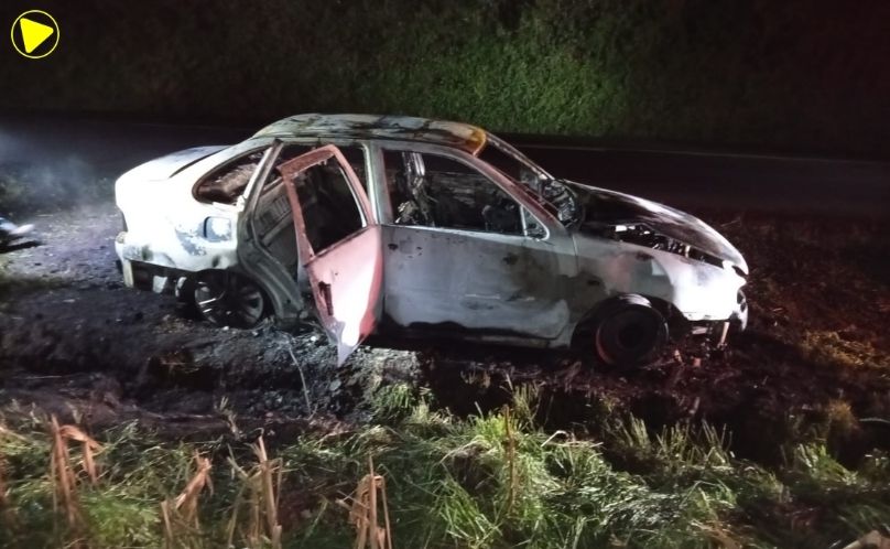 Acidente com incêndio deixa uma pessoa morta na PR-493, vira caso de polícia
