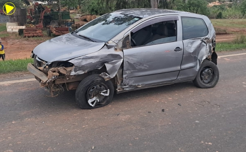 Caminhão e carro se envolvem em acidente na PR-092 em Arapoti