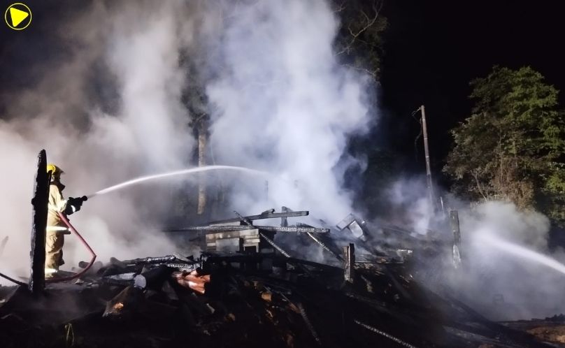 Incêndio destrói madeireira no interior de Saudades