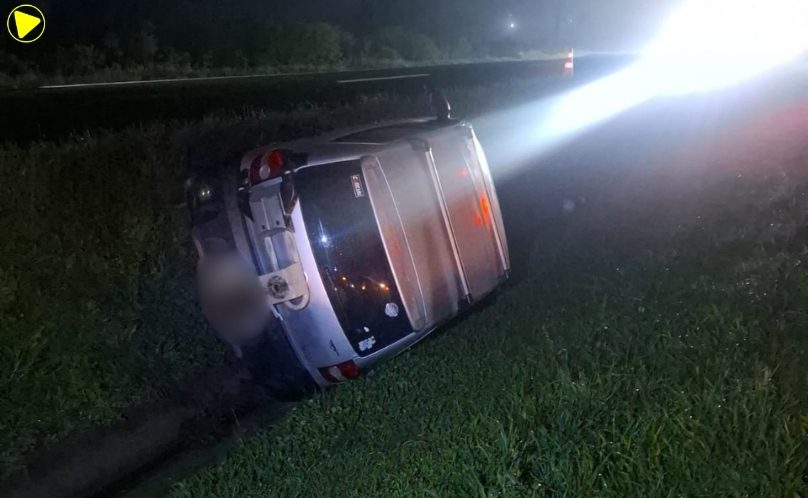 Motorista fica ferida após carro atingir canaleta na PR-151