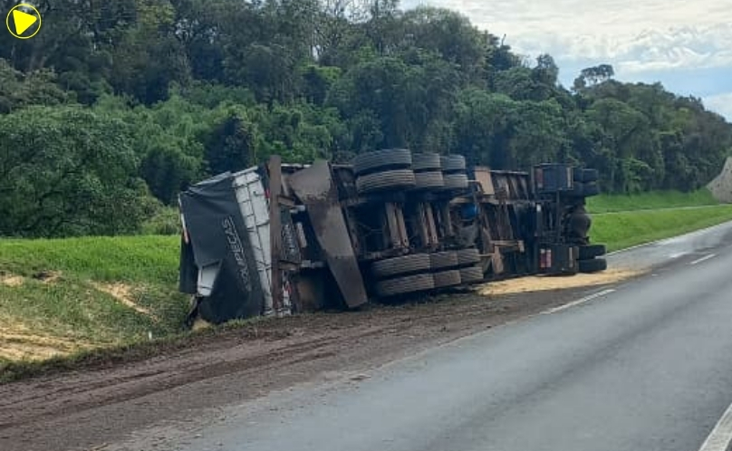 Caminhão perde o controle e bate contra barranco na PR-151
