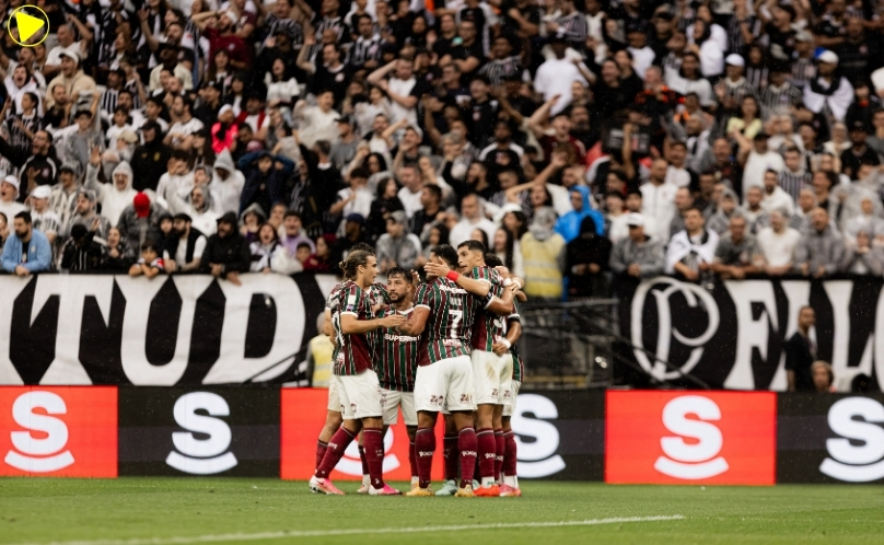 Fluminense vence Corinthians por 3 a 1 e volta ao G-4 do Brasileirão