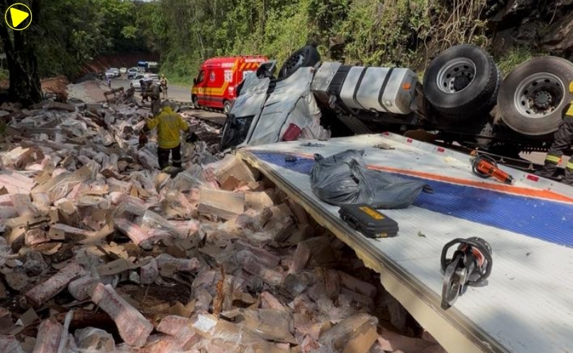 Motorista morre após carreta tombar e carga de carne cair sobre ele