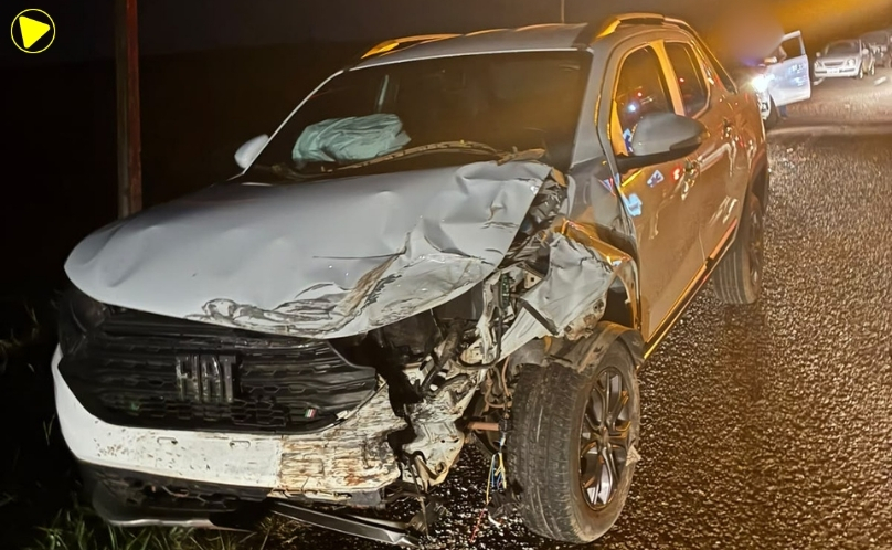 Duas pessoas ficam feridas em colisão entre carros em Ipuaçu