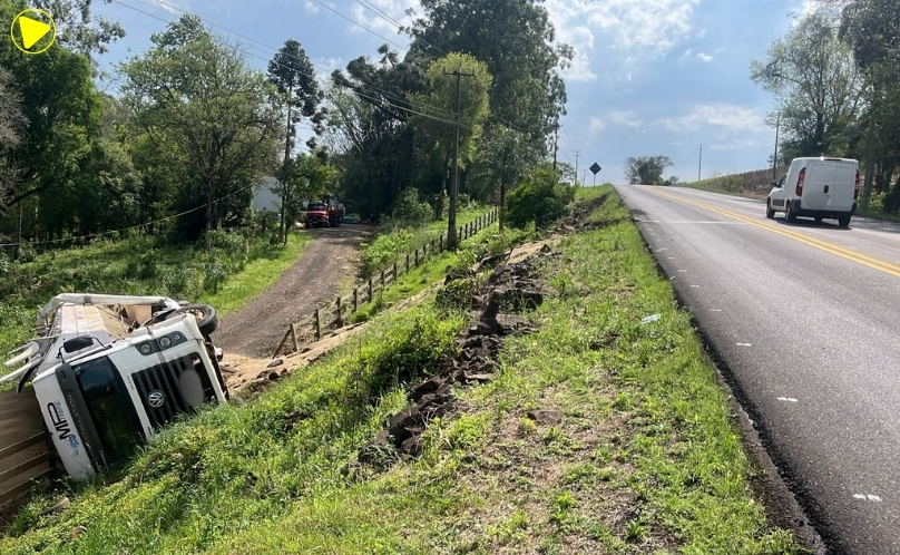 Caminhão carregado com ração tomba após desviar de colisão