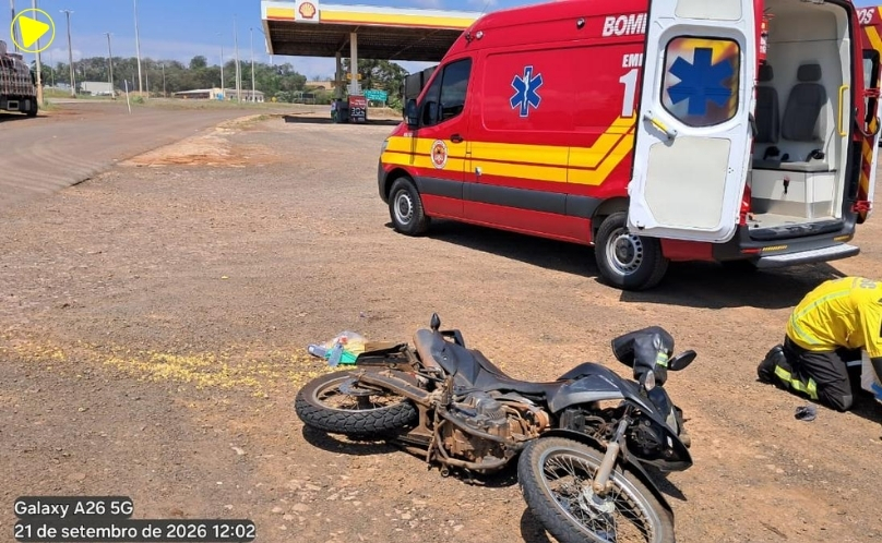 Motociclista fica ferido após colidir contra caminhão na BR-163