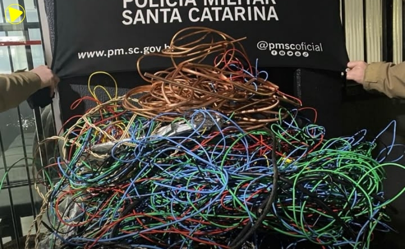 Dois homens são presos com fios de cobre furtados