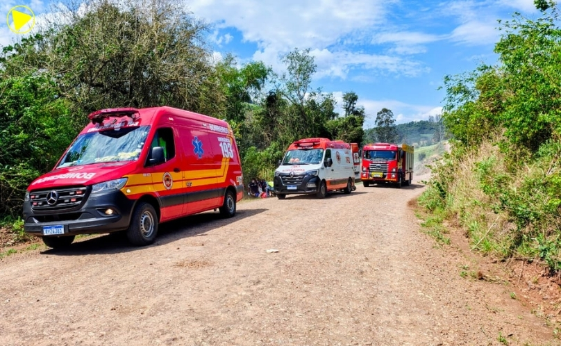 Motociclista sofre ferimentos após queda em estrada