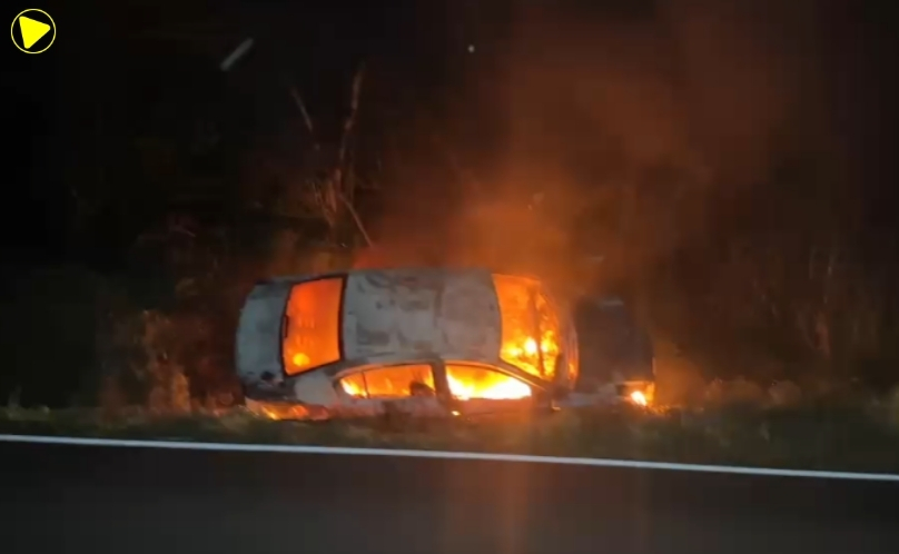 Veículo pega fogo após sair da pista e bater contra barranco na BR-163