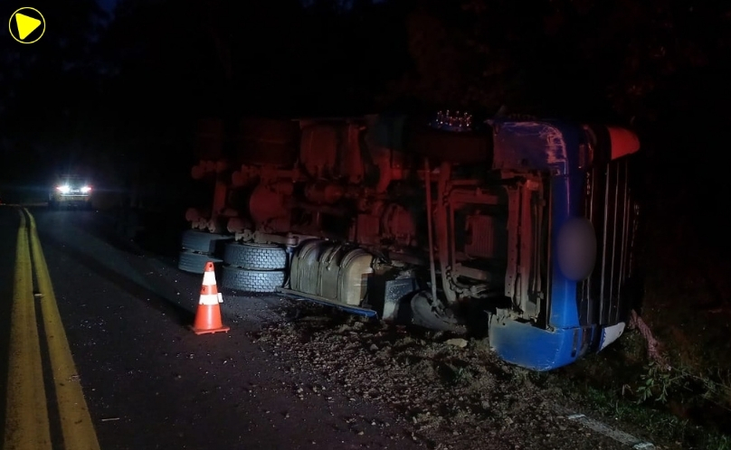 Motorista fica ferido após caminhão tombar na PR-364