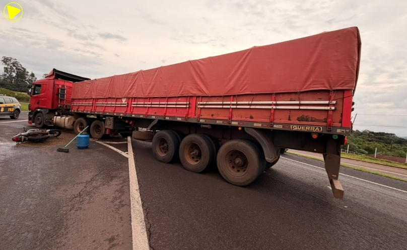 Motociclista e passageira ficam gravemente feridos em colisão com carreta