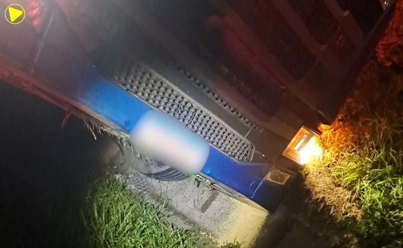Carreta perde o controle e colide contra canaleta na PR-151