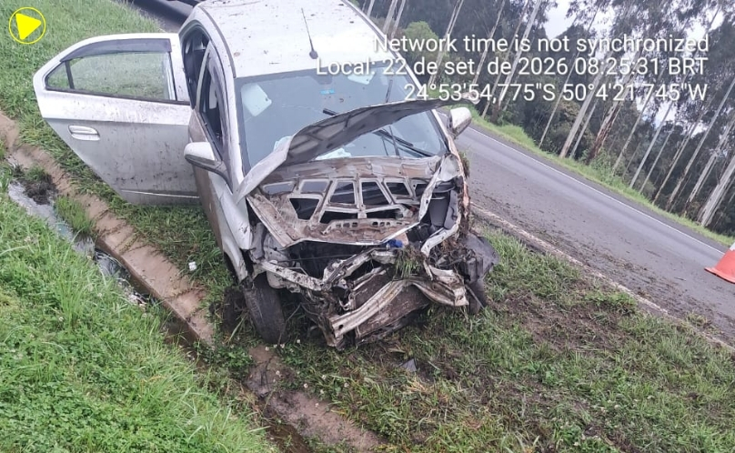 Carro capota na PR-151 e deixa duas pessoas feridas