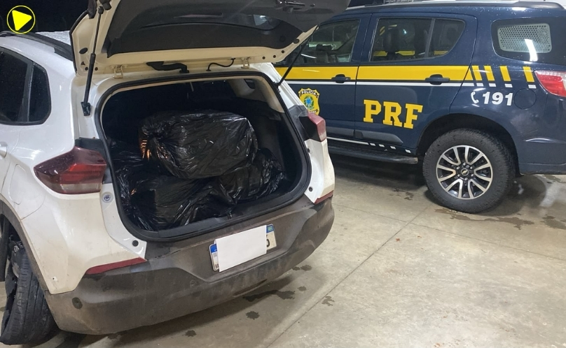 Motorista tenta atropelar policiais, foge e é preso com mais de 150 kg de maconha
