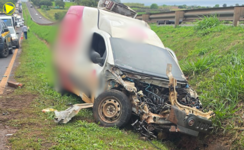 Fiorino bate em dois veículos na BR-376