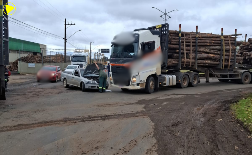 Saveiro e caminhão se envolvem em acidente na PR-160