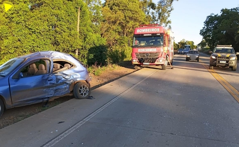Colisão entre carro e carreta deixa dois feridos na BR-163