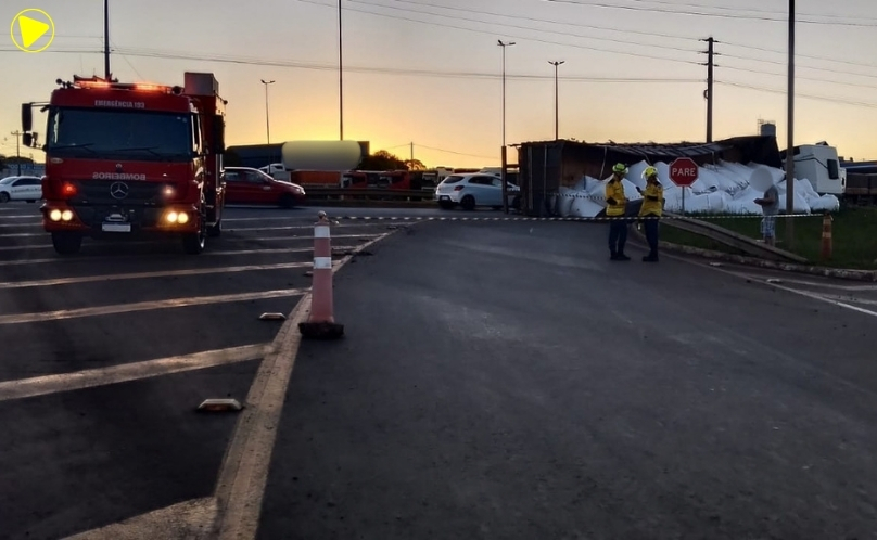 Caminhão tomba na SC-155 próximo ao trevo do Posto Colpani